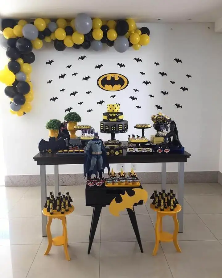 festa do batman simples decorada com vários morcegos de papel Foto Aline Alves