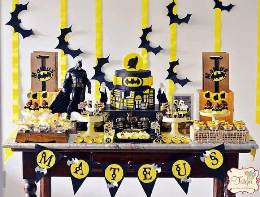 festa do batman simples decorada em preto e amarelo Foto Festejar
