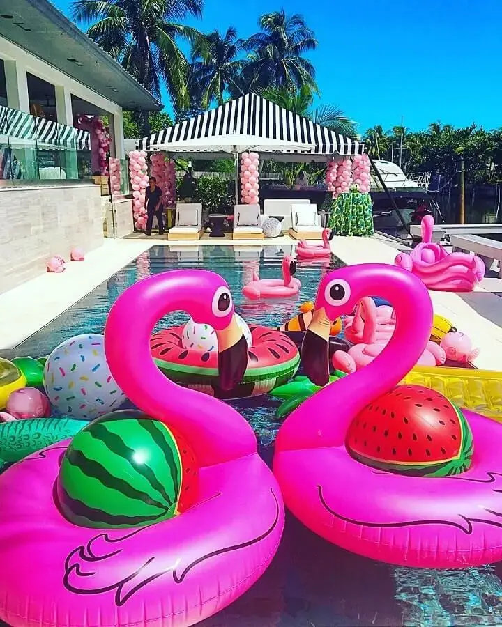 festa na piscina decorada com boias coloridas Foto CHRISTINA FIGUEROA Manso