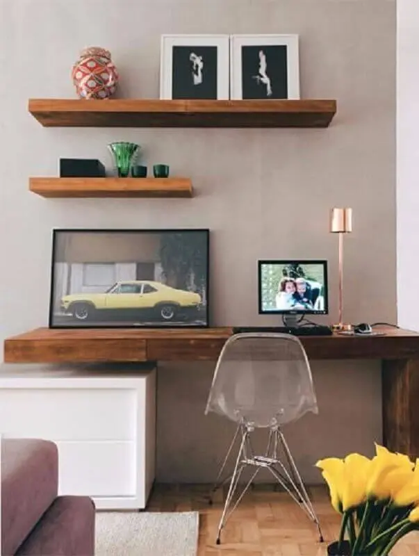 home office decorado com prateleira de madeira Foto Soline Móveis