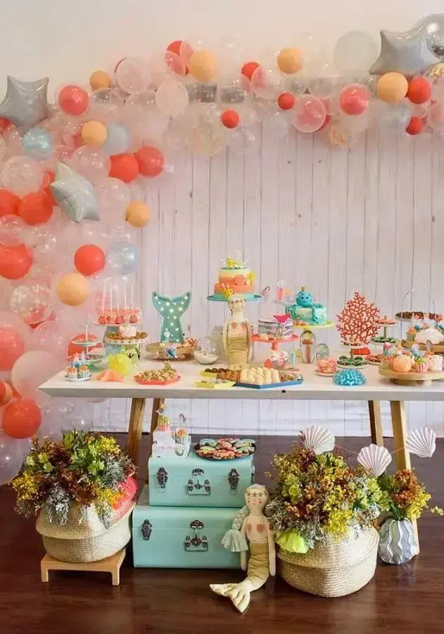 ideia delicada de decoração de festa infantil menina com tema sereia Foto Pinterest