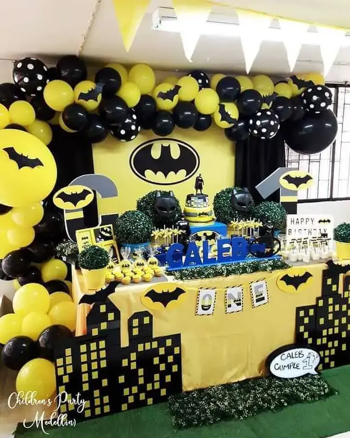 mesa decorada com máscaras para festa de aniversário do batman Foto Children's Party Medellins