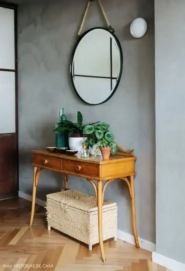 parede de cimento queimado decorada com espelho redondo com alça de corda Foto História de Casa