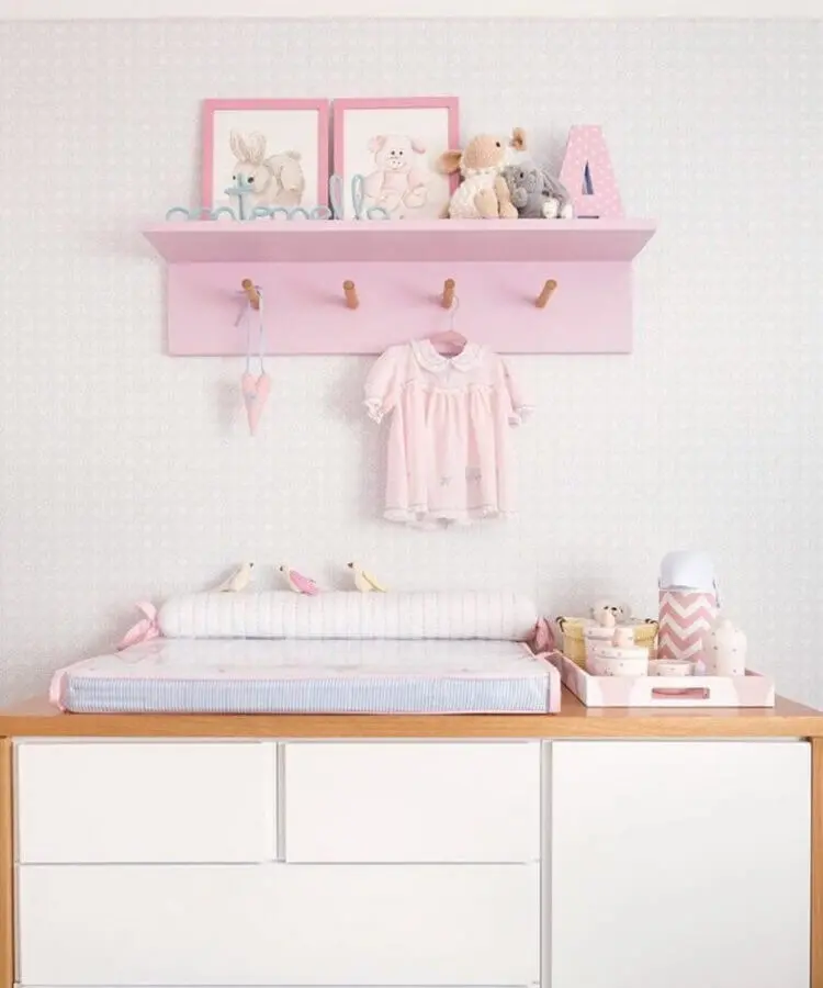 prateleira com cabideiro para quarto de bebê rosa Foto Karen Pisacane