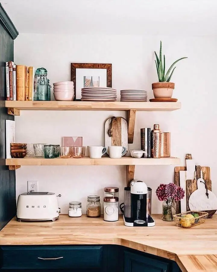 prateleira de madeira para cozinha com armário azul marinho Foto Pinterest