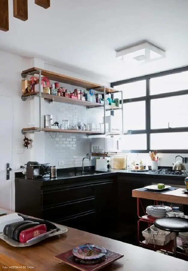 prateleira de madeira para cozinha com subway tile e armário preto Foto Histórias de Casa