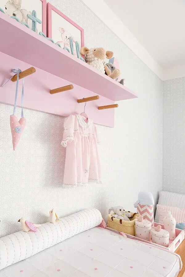 quarto de bebê feminino decorado com prateleira com cabideiro Foto Pinterest