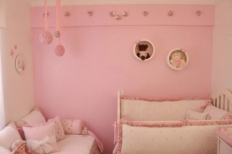 quarto de bebê rosa decorado com nicho redondo branco Foto Fernando de Camargo