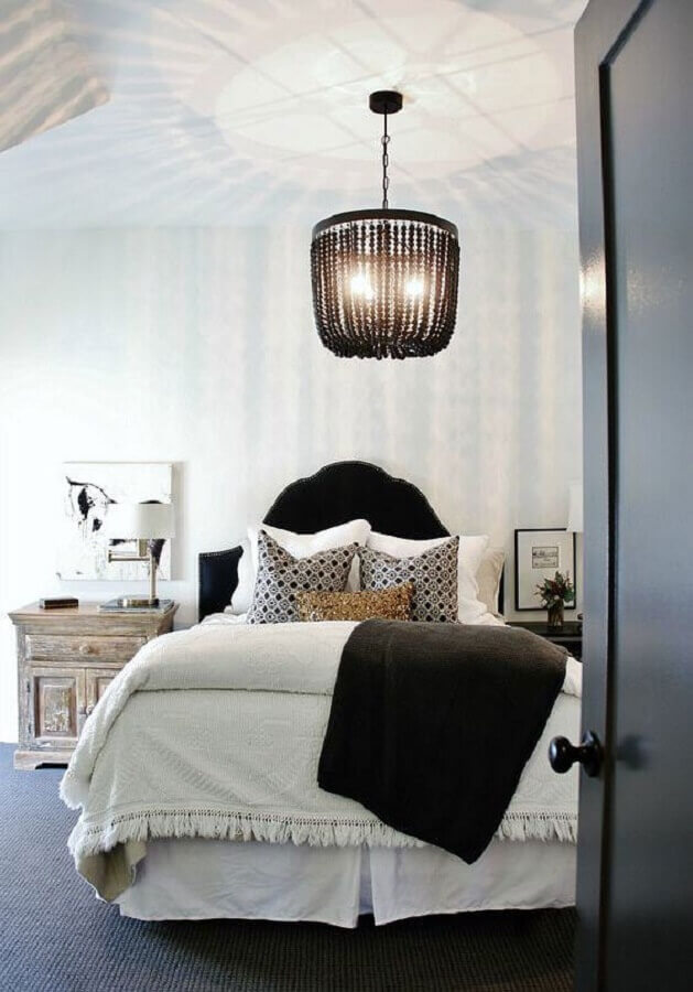 quarto de casal decorado com lustre preto Foto IdeaStand