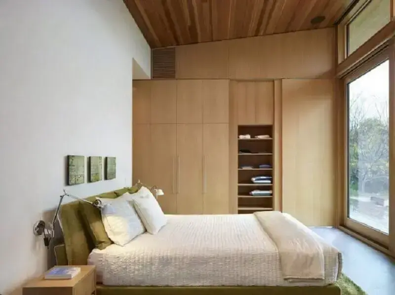 quarto de casal decorado em cores neutras com móveis planejados Foto Mauricio Gebara Arquitetura