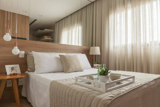 quarto de casal moderno - cama centralizada, ao lado da janela com cortina e abajures