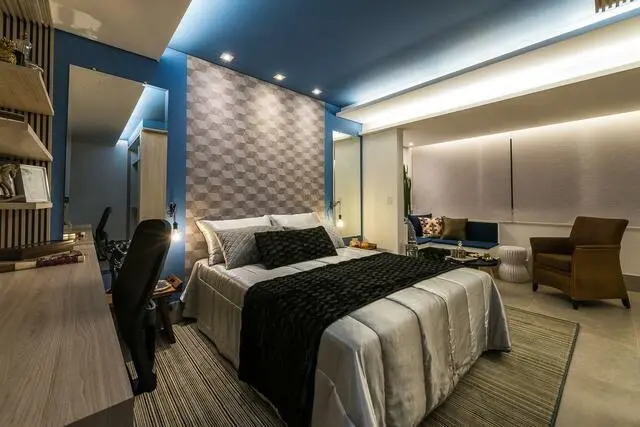 quarto de casal moderno - cama centralizada, com lençois prateados, em cima de tapete amarronzado