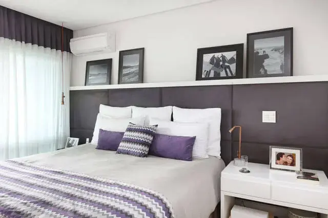 quarto de casal moderno - cama com cabeceira escura e lençois com detalhes roxos