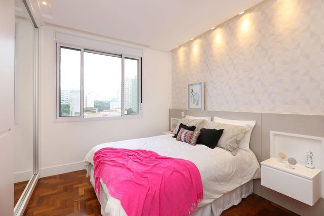 quarto de casal moderno - cama em piso de taco em painel com criado mudo suspenso