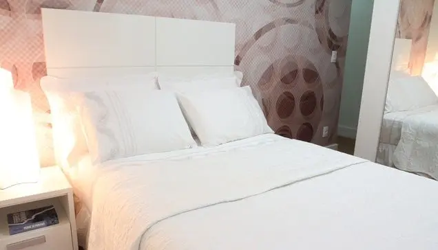 quarto de casal moderno - quarto com papel de parede geométrico e cama e cabeceira branca