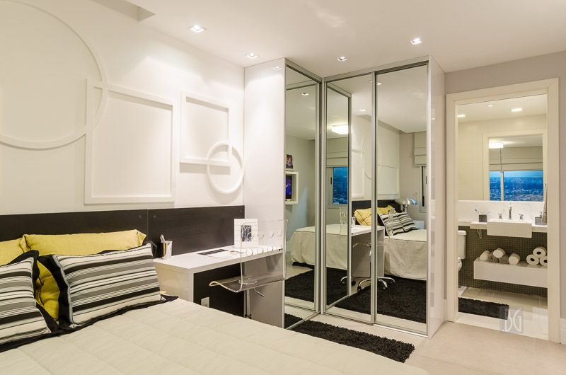 quarto de casal moderno - quarto com parede com sanca e guarda roupa com espelho