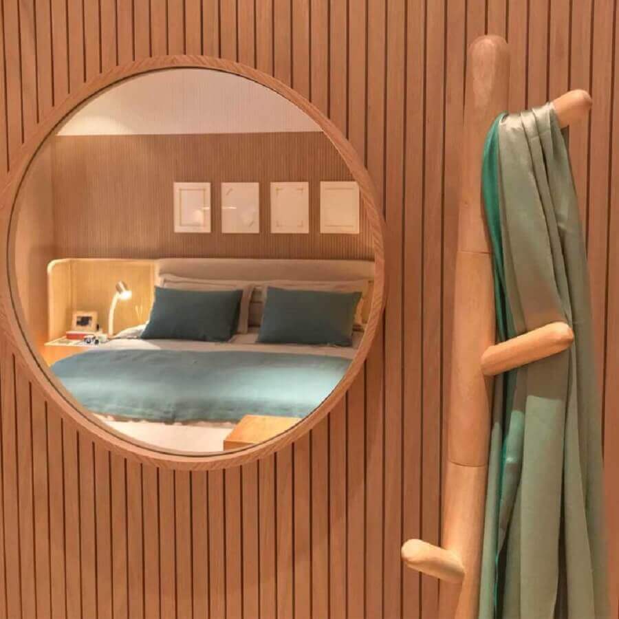 quarto decorado com cabideiro de madeira Foto Marina Linhares Interiores