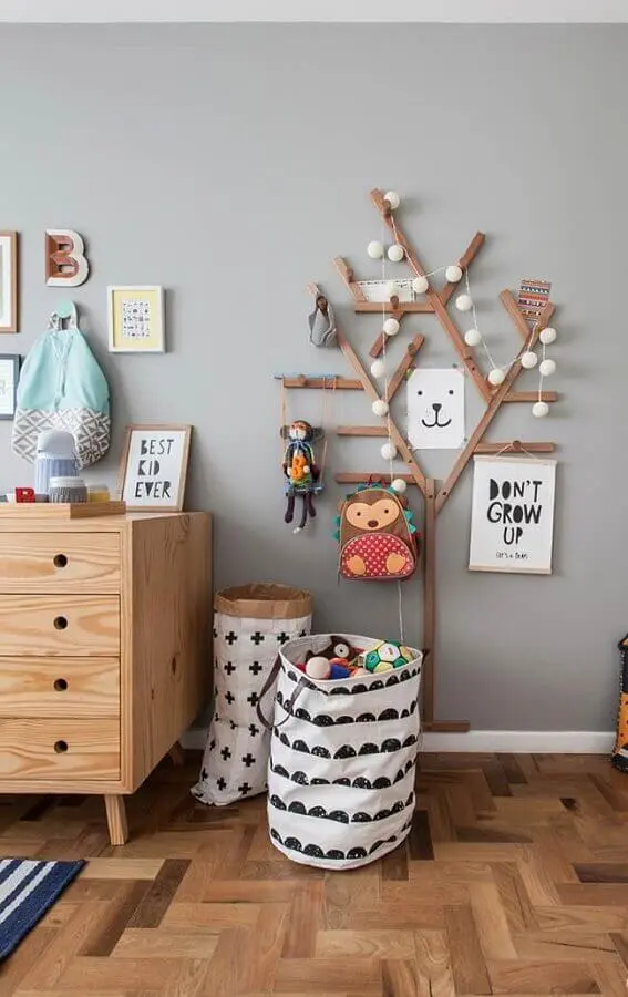 quarto infantil decorado com cabideiro de madeira em formato de árvore Foto Pinterest