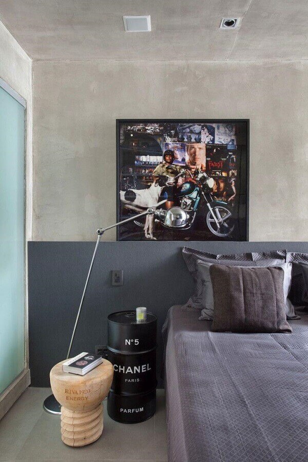 quarto moderno decorado com cimento queimado e tonel decorativo preto Foto Studio RO+CA
