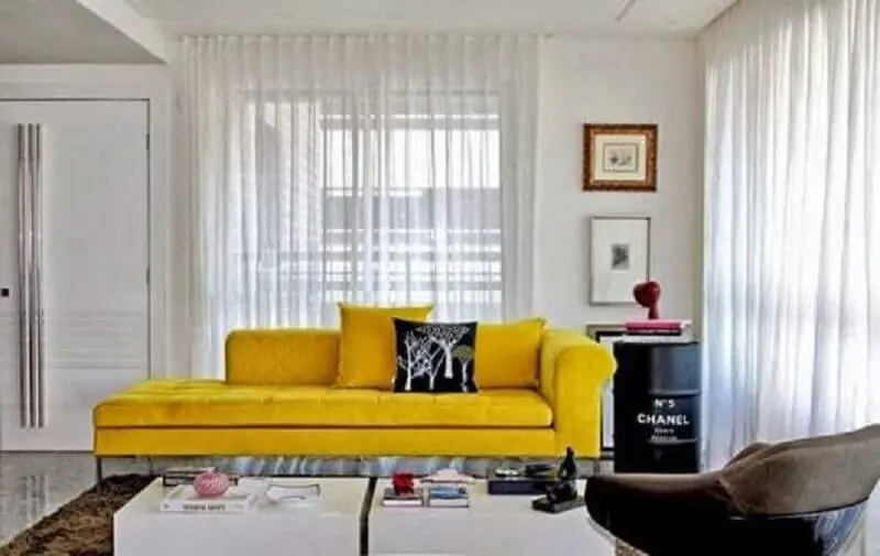 sala de estar decorada com sofá amarelo e tonel decorativo preto Foto Ingrid Raggio