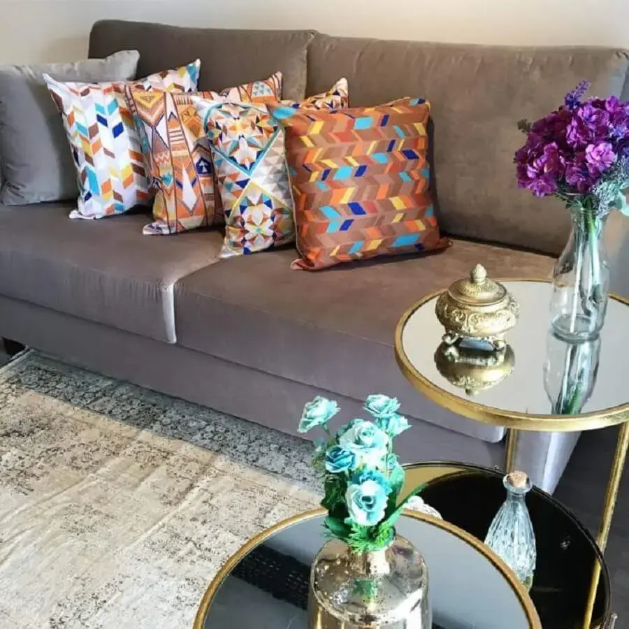 sala decorada com almofadas coloridas para sofá cinza Foto Juliana Curi Desing