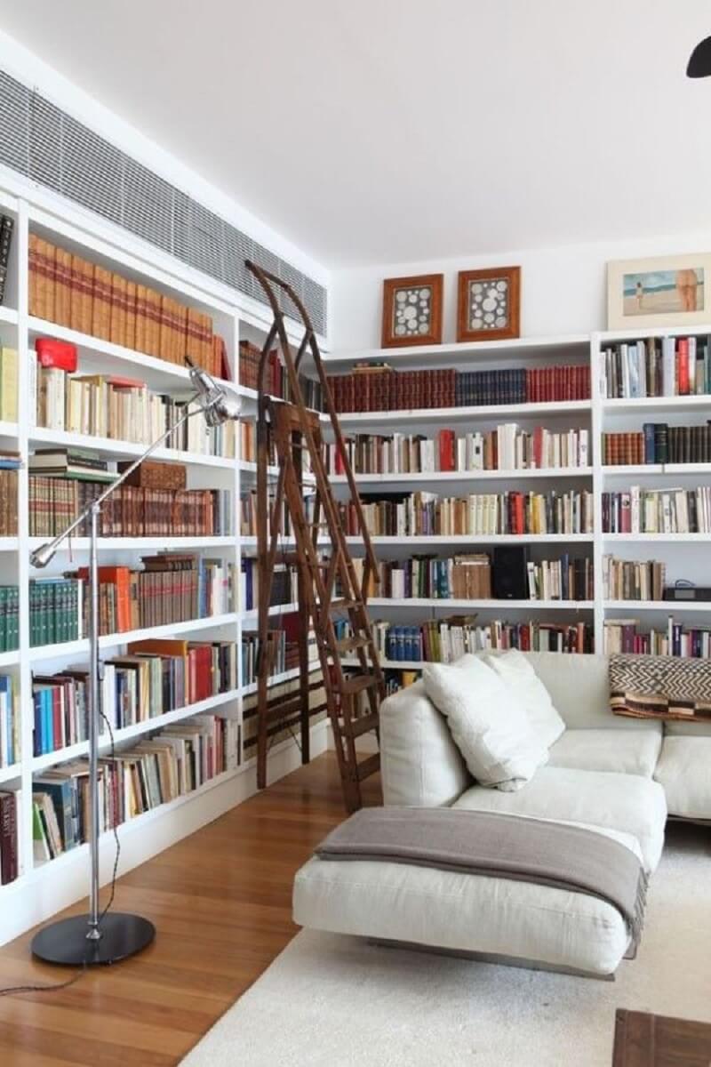 sala decorada com estante planejada para livros