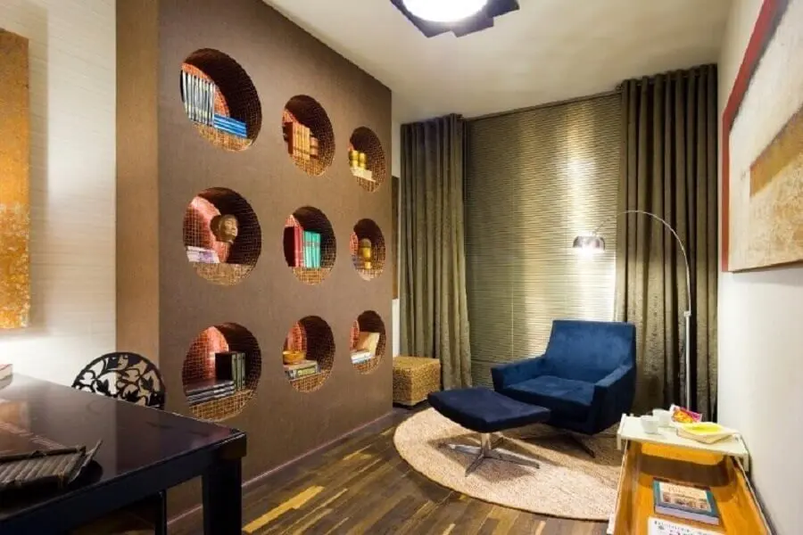 sala decorada com nichos redondos embutidos Foto Viajando no Apê