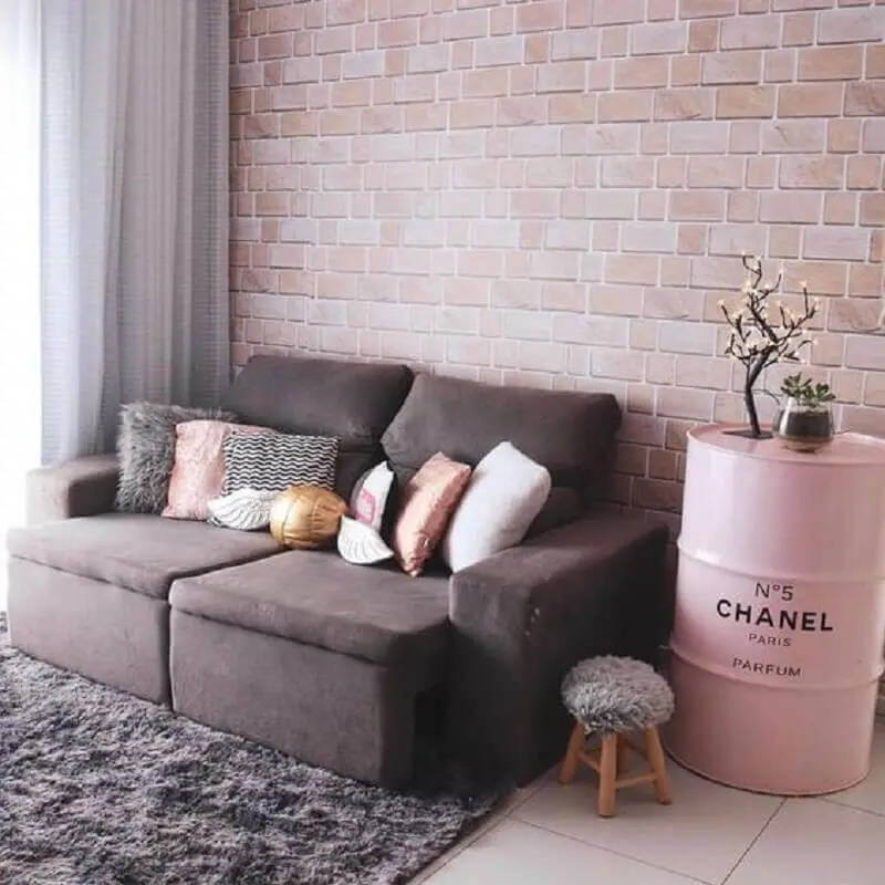 sala decorada com sofá cinza e tonel decorativo rosa com logo chanel Foto We Heart It
