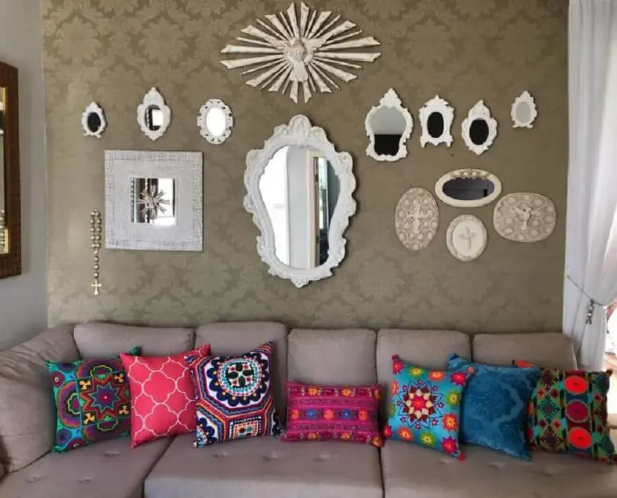 sala decorada com vários espelhos e sofá com almofadas coloridas Foto Casa Chic & Chic Acessórios