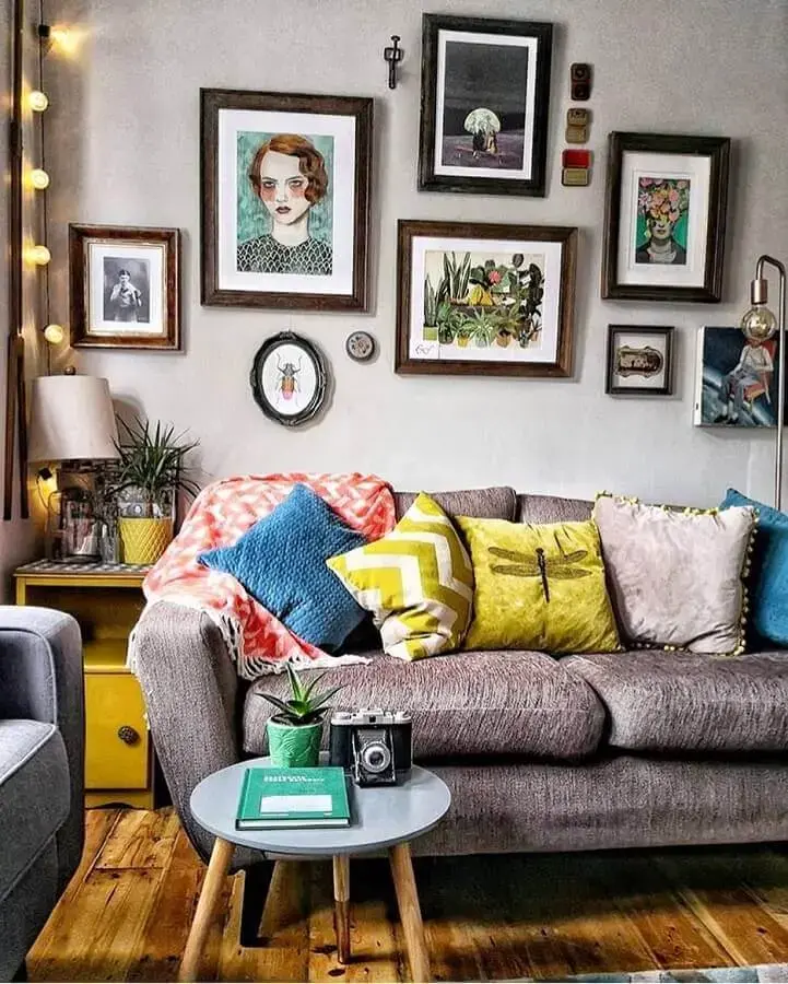 sala decorada com vários quadros e almofadas coloridas para sofá cinza Foto DIYCores