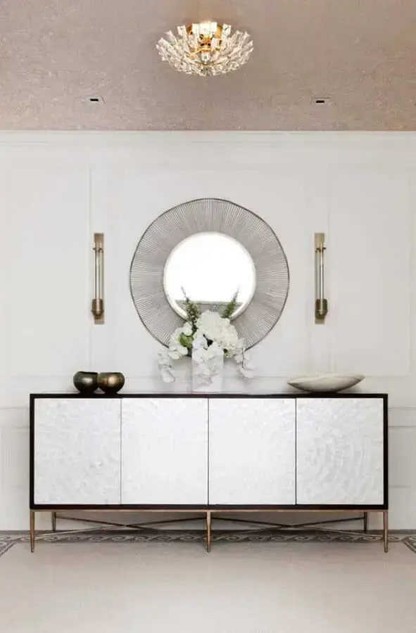 sofisticada decoração com espelho redondo com moldura moderna Foto Kelly Sutton Design