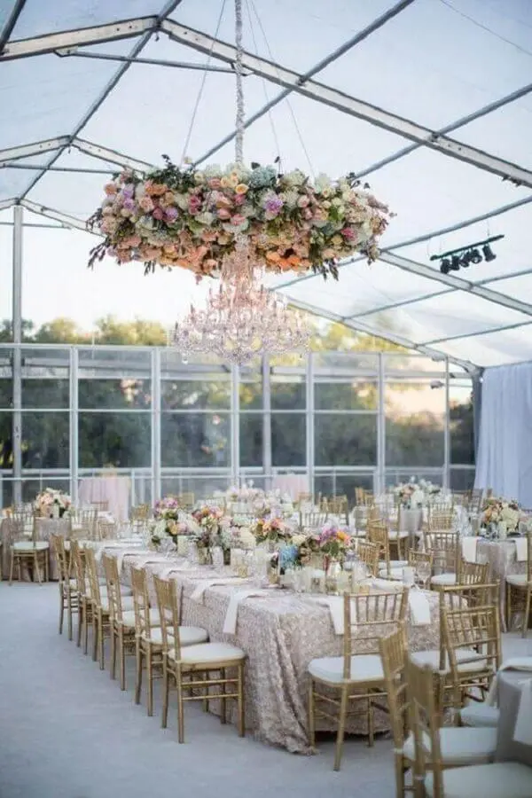 sofisticada decoração para bodas de casamento com arranjo de flores e lustre de cristal Foto Paperblog