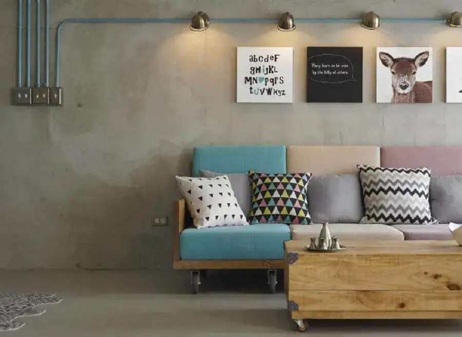sofá com almofadas coloridas para sala com estilo industrial Foto Pinterest