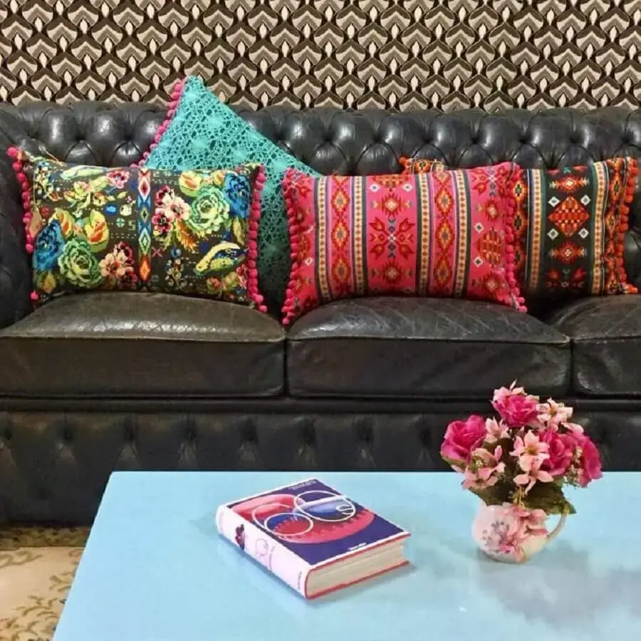 sofá marrom de couro com almofadas coloridas Foto 1Up Móveis