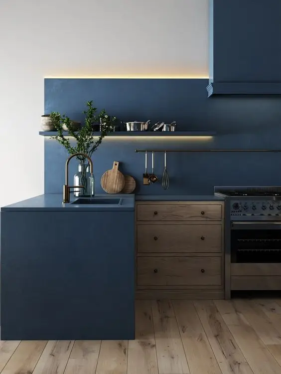 tinta para madeira - cozinha com armários azuis