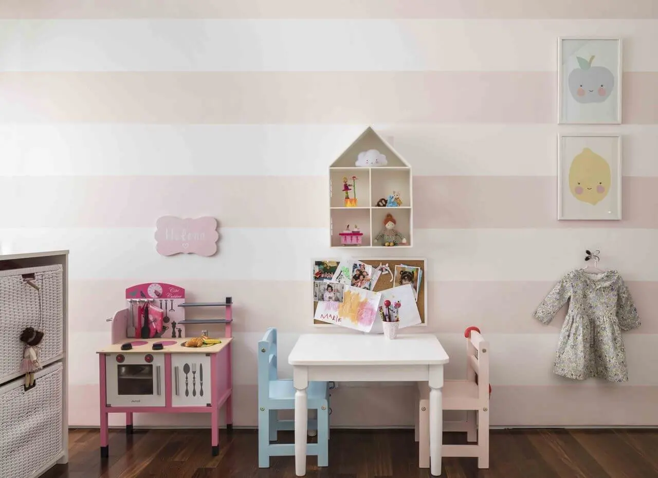 tinta para madeira - quarto infantil com móveis coloridos