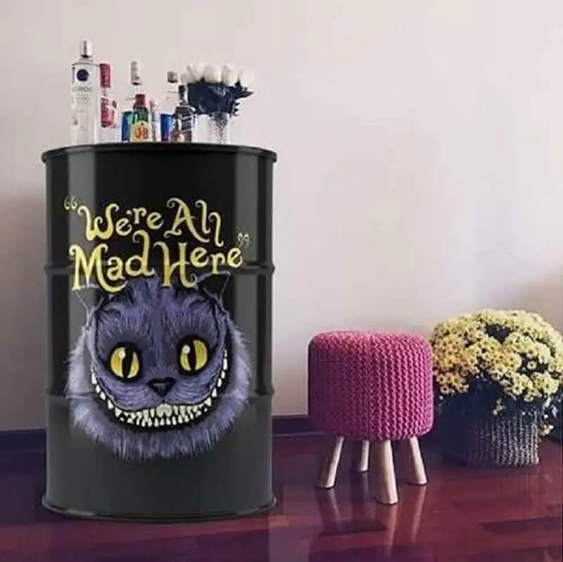 tonel para decoração com adesivo do gato alice no país das maravilhas Foto Habitta Design