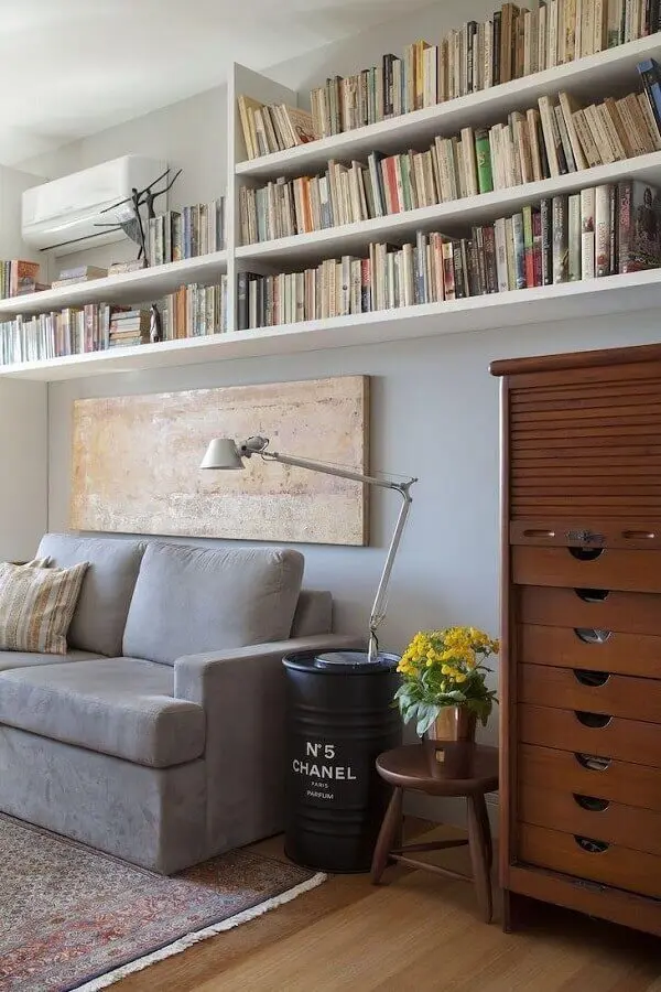 tonel para decoração de sala de estar com prateleiras de livros Foto Bianca da Hora Arquitetura