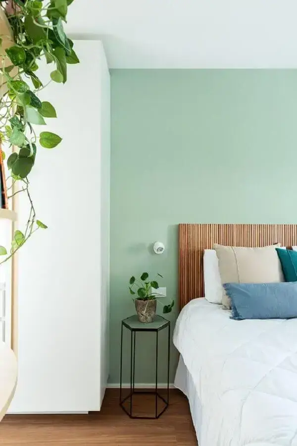 tons de verde claro para quarto de casal decorado com cabeceira de madeira Foto Estúdio Minke