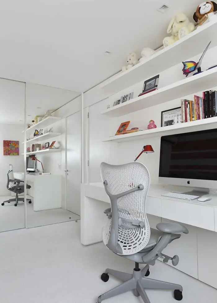 A cadeira para escritório deve apresentar um design confortável para a coluna