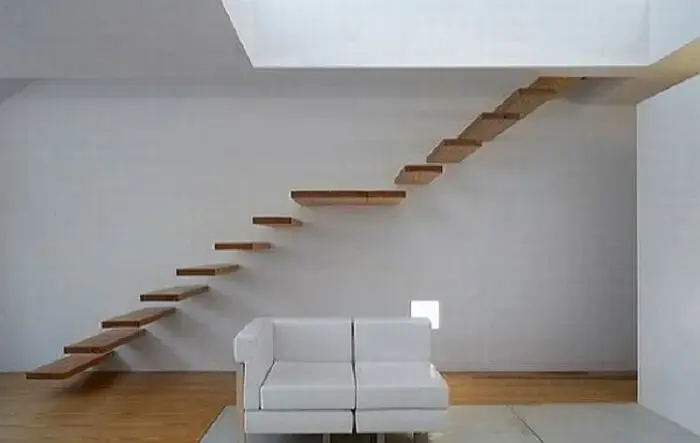 A clássica escada flutuante de madeira