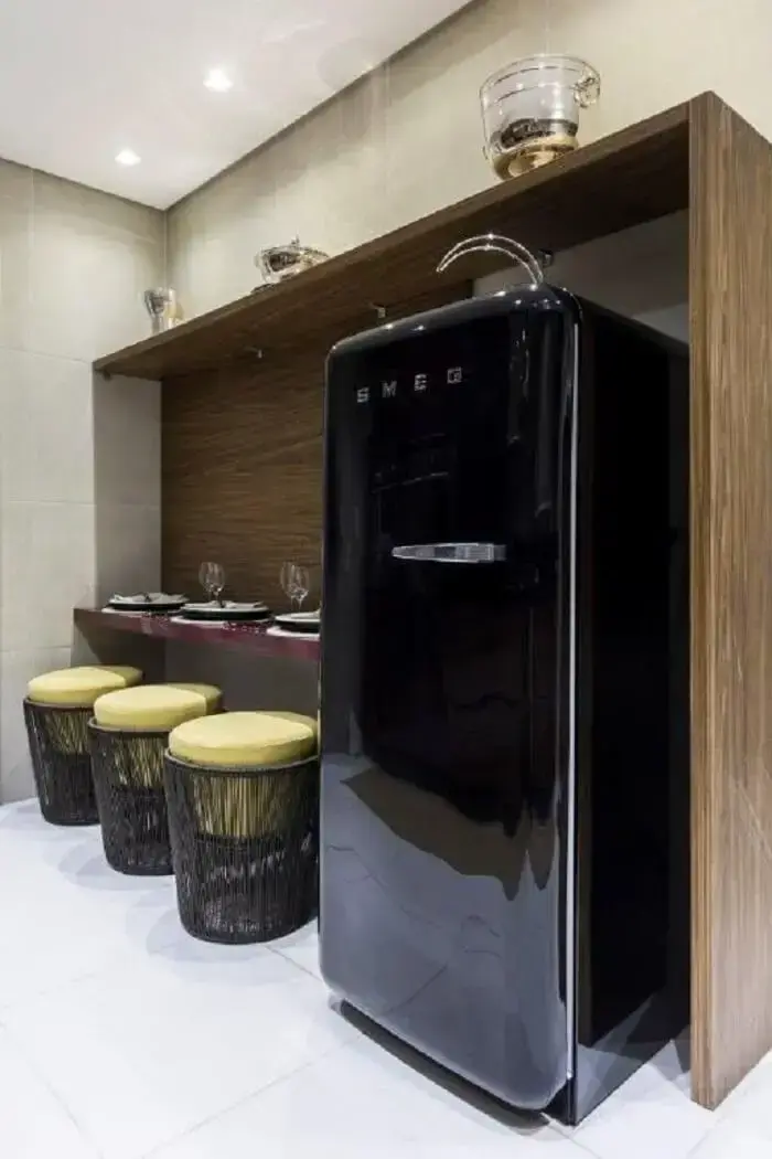 A copa moderna conta coma presença de uma geladeira preta retrô