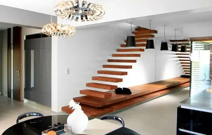 A escada flutuante de madeira encanta a decoração dessa residência