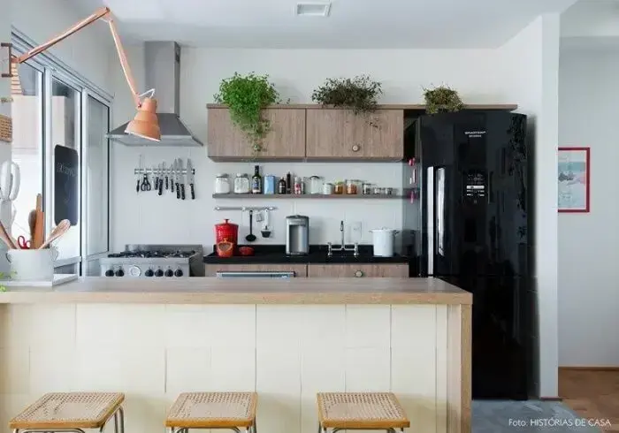 A geladeira preta encanta a decoração dessa cozinha americana