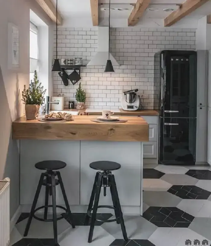 A geladeira preta complementa a decoração dessa cozinha compacta rústica