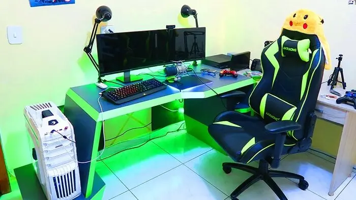 A iluminação do quarto combina com as cores da cadeira gamer