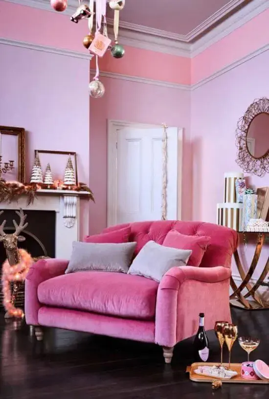 A namoradeira cor de rosa traz um toque romântico para o décor. Fonte: Pinterest