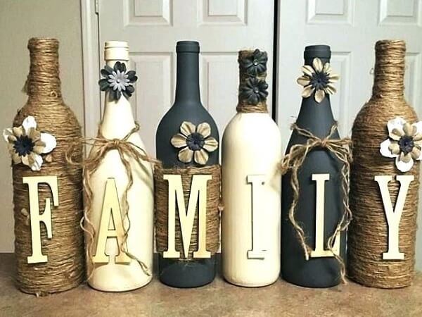A palavra "Family" na garrafa de vidro decorada