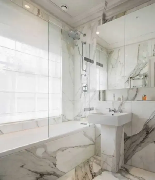 A persiana do banheiro traz privacidade e retém parcialmente a luz natural. Fonte: Pinterest