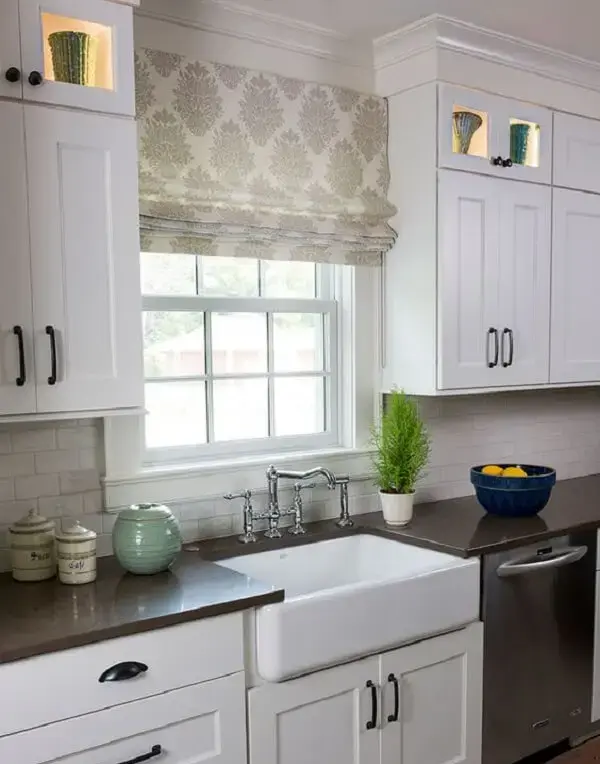 A persiana estampada se destaca por entre os armários brancos da cozinha. Fonte: Pinterest
